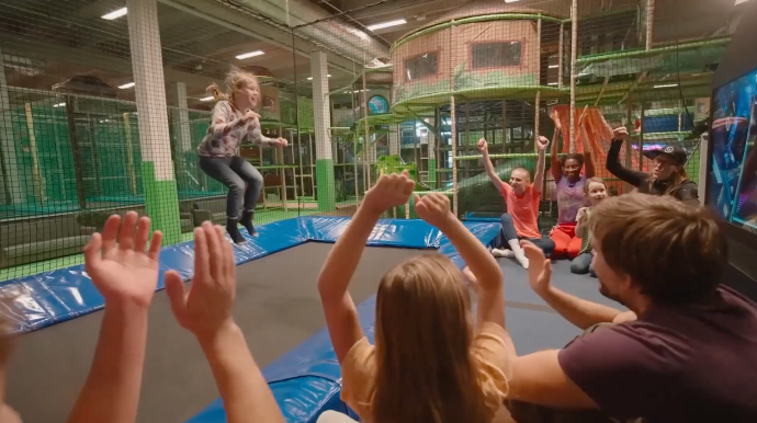 Kind springt Trampolin und wird bejubelt