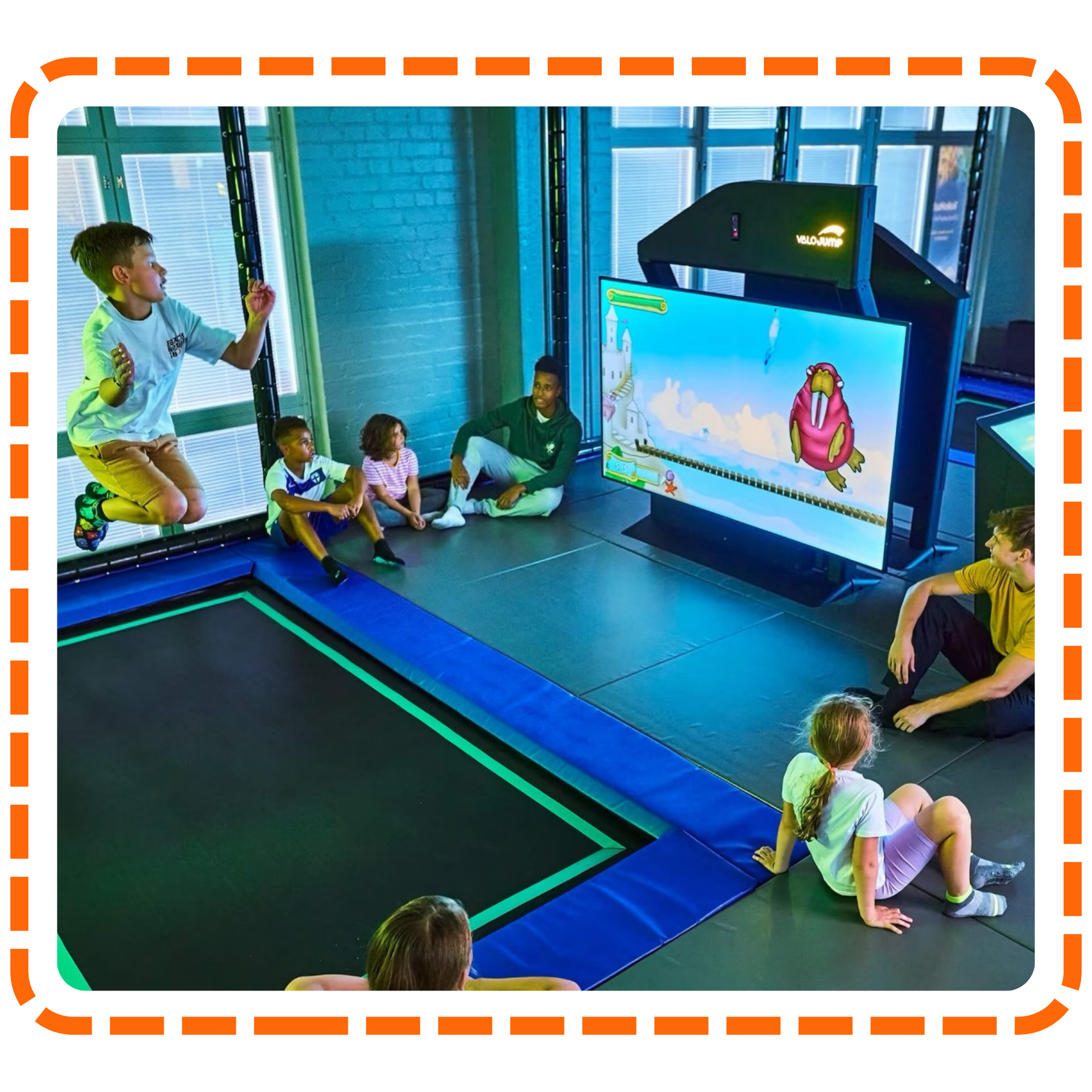 Kind springt Trampolin vor Bildschirm